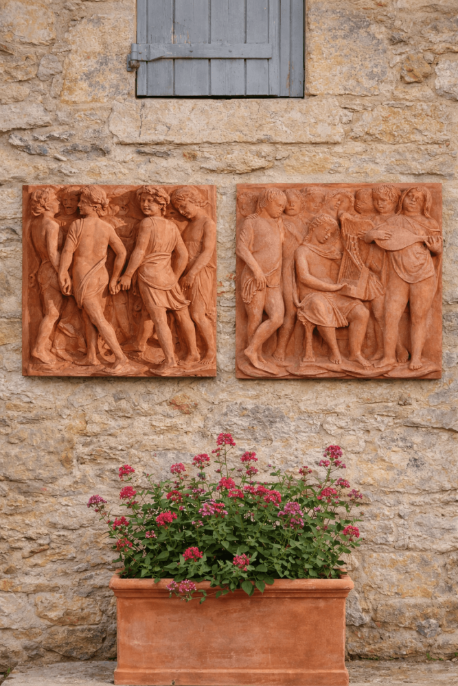 Relief mural en terre cuite d’Impruneta inspiré de Luca della Robbia – esthétique de la Renaissance italienne